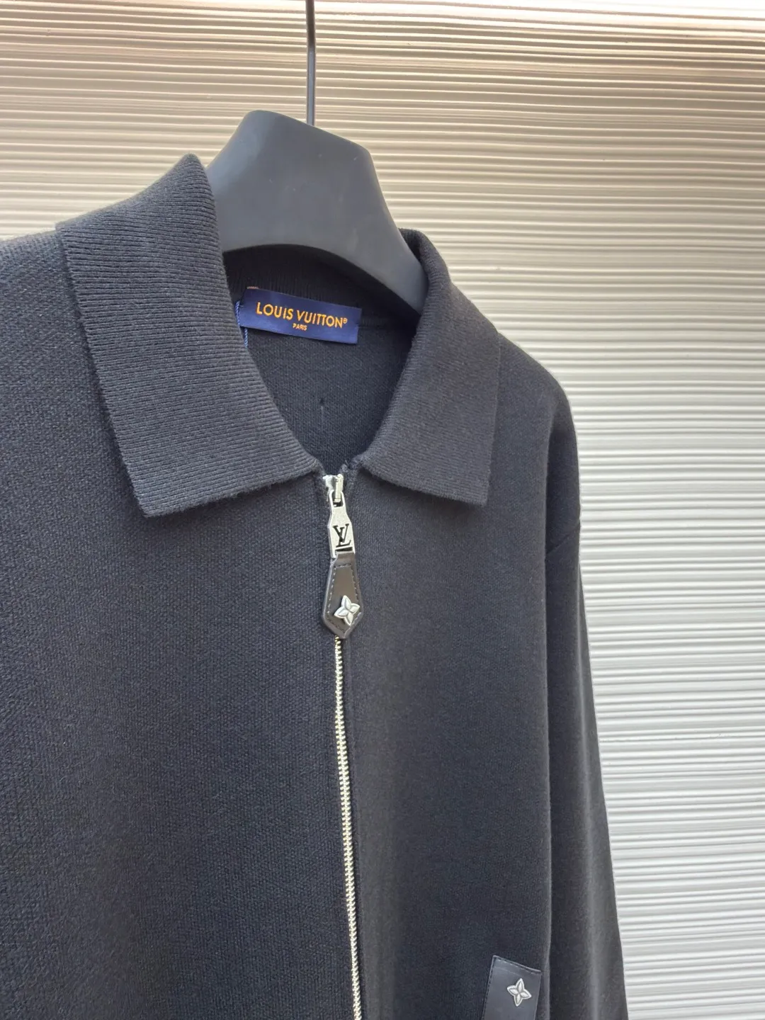 LOUIS VUITTON Leather knitted wool zipper cardigan ●Original version: 21600 purchase and development ●Item number: 1680785-B10 ●Fabric: wool fabric ●Technology: laser cutting ●Version: fitted version ●Weight: about 1080 grams ●Size: S-M-L-XL ●Description: Made of merino wool fabric. This wool material has 78% wool content and is a wool yarn with ultra-high wool content. The loom-finished clothes contain 22% cotton, making the clothes more suitable for the upper body. The pocket zipper leather is custom-cut from cowhide, and the slider decoration is also decorated with leather to add a more high-end aspect. The iconic LOGO is embossed on the back panel. The zipper is a No. 5 zipper, electroplated with white copper material, and laser cutting to hollow out the LV logo, which is a very heavy-duty one. This knitted belted jacket is made of sheep wool and features leather details such as edged pockets and Monogram floral rivet zipper pulls for a modern feel. It can be worn as a jacket or coat, or paired with a shirt or T-shirt. Knitted shirt-style collar, ribbed cuffs and hem, zip closure with logo zip puller trim pockets at front, and logo metal rivet accent tag at rear. The overall wiring is straight and delicate, the fabric is comfortable and soft, and the color is consistent without color difference. It can be matched with the same style to create a fashionable look and control various occasions. Customized accessories, complete with three standards, same style for men and women!